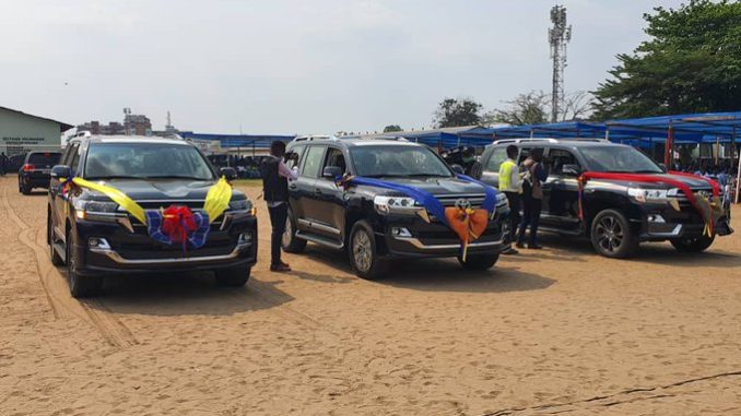 Ce Samedi 10 octobre 2020, à la faveur de leur ordination épiscopale, les nouveaux évêques auxiliaires de Kinshasa, Mgr Crispin Kimbeni, Mgr Carlos Ndaka et Mgr Vincent Tshomba ont reçu, chacun, un 4×4 offert par le Président Félix Tshisekedi. Ces trois prêtres nommés par le Pape François le 29 juin 2020 pour travailler aux cotés du Cardinal Fridolin Ambongo ont été ordonnés évêques auxiliaires de l’archidiocèse de Kinshasa ce samedi 10 octobre 2020 au cours d’une cérémonie qui a eu lieu dans l’enceinte de l’Institut Technique de la Gombe (IPG), dans la commune du même nom. - Publicité- Plusieurs personnalités politico-administratives ont participé à cette messe d’ordination notamment les membres du gouvernement dont le Premier ministre représentant personnel du Président de la République, Sylvestre Ilunga Ilunkamba, le Directeur de cabinet du Chef de l’État Prof. Casimir Eberande, des Députés et Sénateurs, des autorités de l’armée et de la police mais aussi de la communauté religieuse et des fidèles catholique de la RDC. Thierry Mfundu