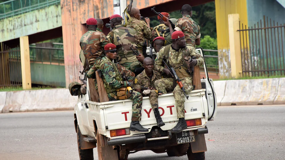 Coup d’État en Guinée : Le président Alpha Condé capturé par les putschistes